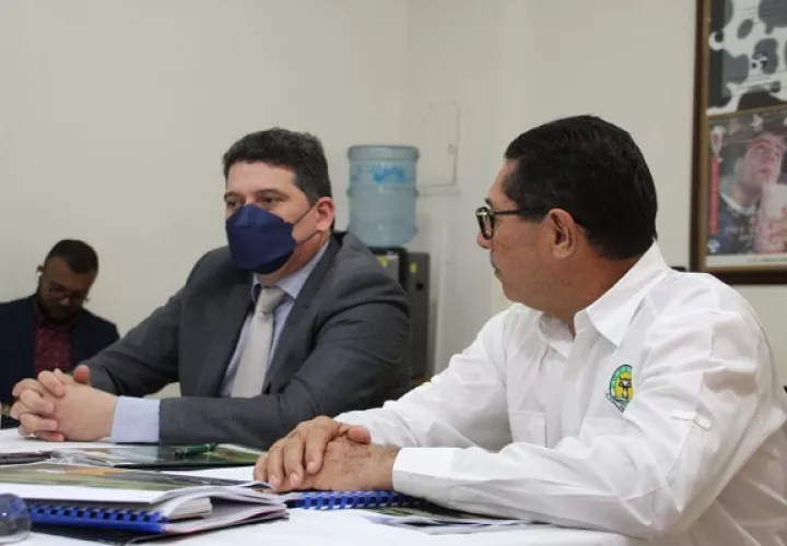 Ovidio Saavedra (dcha.) se reunió esta semana con funcionarios del MIDA. Foto: Cortesía/MIDA