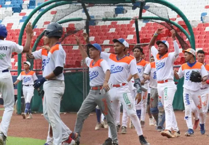 Jugadores de Potros de Panamá Este en los entrenamientos. Foto: Fedebeis