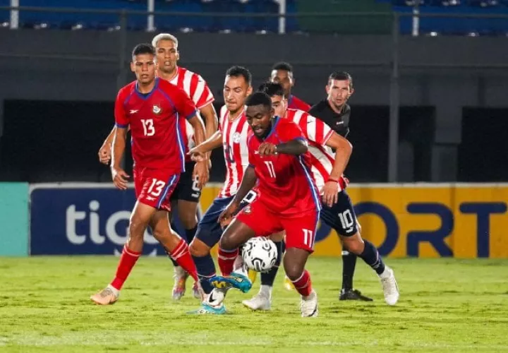 Ricardo Phillips hijo de Panamá conduce el balón en el juego contra Paraguay. Foto: Fepafut