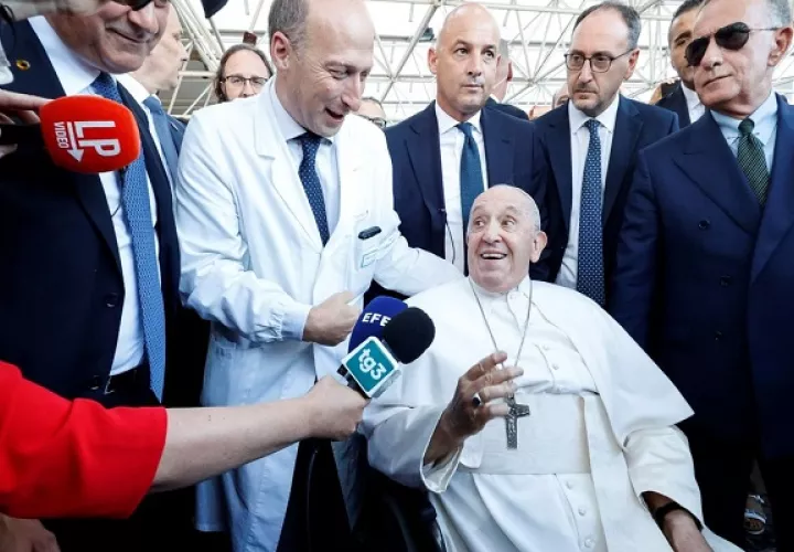 El doctor Sergio Alfieri, junto al papa Francisco, tras la operación de junio de 2023. Foto: EFE