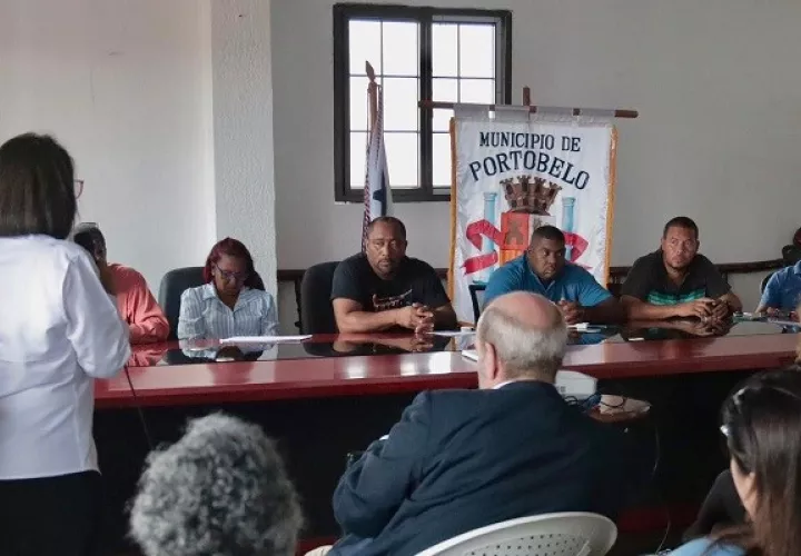 La ministra de Cultura, Giselle González Villarrué, ante el Consejo Municipal de Portobelo. Foto: Cortesía MiCultura