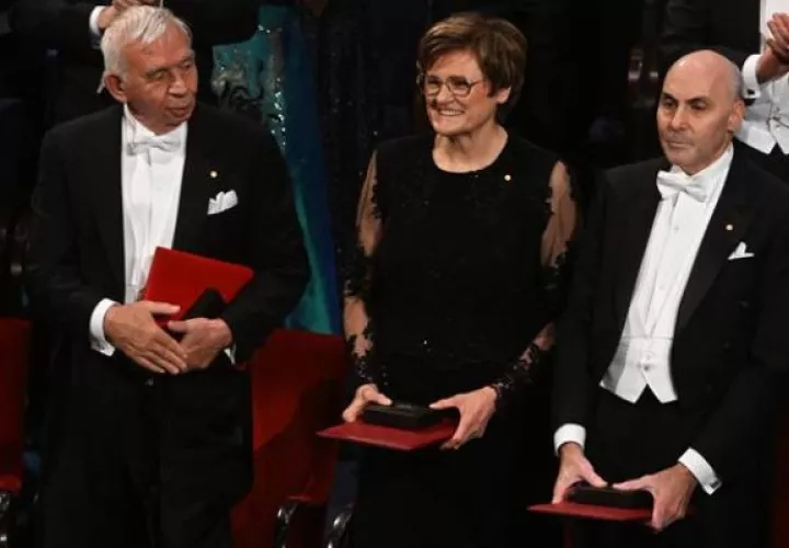 El premio Nobel de Química, Aleksey Yekimov, los premios Nobel de Medicina Katalin Kariko y Drew Weissman. Foto: EFE