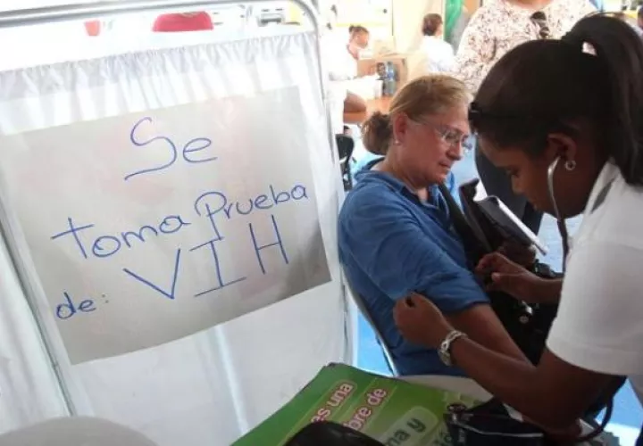 Una mujer que se realiza la prueba del VIH. Foto: EFE