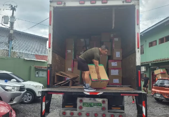 El camión retenido es propiedad de una empresa de transporte de carga, donde la mercancía presuntamente era producto del hurto registrado en una bodega de la provincia de Colón. Foto. Cortesía Senafront