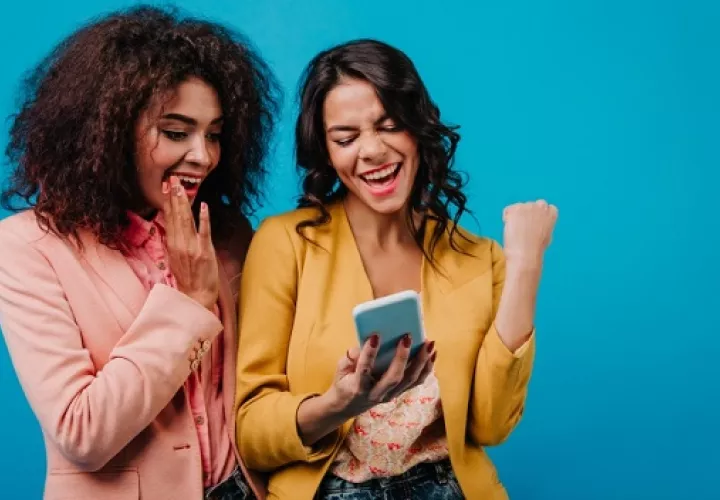 Un 26% de mujeres solteras usa aplicaciones de citas. Foto: Ilustrativa / Freepik