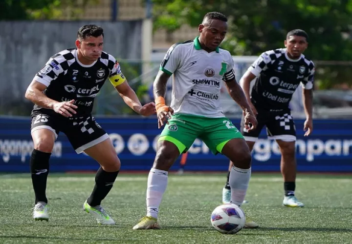 Jan Carlos Vargas del Tauro (izq.) marca a César 'Bombo' Medina del Alianza. Foto:LPF