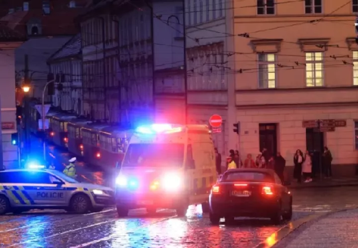 Varias ambulancias se dirigen al lugar donde ha sucedido el tiroteo. Foto: EFE