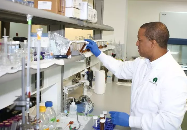 El doctor Amador Goodridge indicó que el tratamiento de la tuberculosis es efectivo. Foto: Cortesía