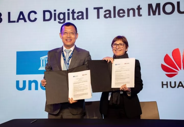 Michael  Xue, vicepresidente de Huawei Latín América, firmó el acuerdo con la Unesco