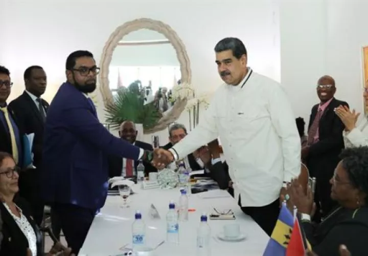 El presidente venezolano, Nicolás Maduro (d), mientras estrecha manos con el mandatario de Guyana, Irfaan Ali. Foto: EFE