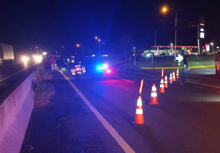 La víctima fatal número 28 en Veraguas, es un hombre originario quien iba acompañado de otra persona y caminaban por la carretera Panamericana presuntamente bajo los efectos de las bebidas alcohólicas. Foto. Melquíades Vásquez