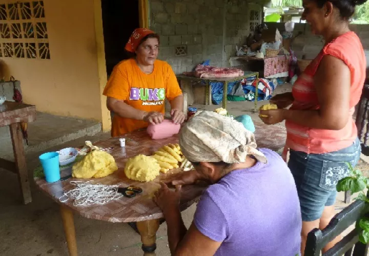 Un grupo de personas se reúnen para preparar la masa para los bollos. Foto. Melquíades Vásquez