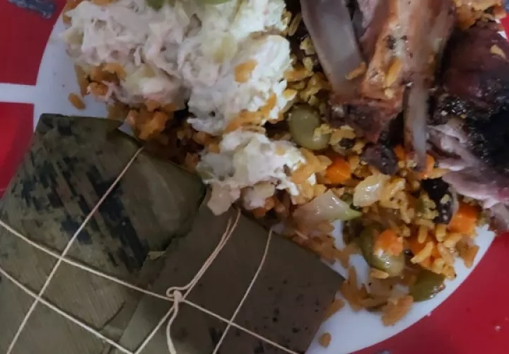 Un plato típico para estas dechas: Arroz con guandú, perniol, tamales, entre otras cosas, Foto. Melquiades Vásquez