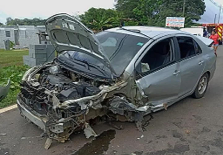 La rodadura izquierda del auto sedán quedó completamente desprendida. Foto: Eric A. Montenegro