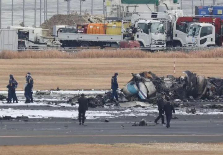 Las autoridades japonesas está investigando el accidente de este martes en el aeropuerto tokiota de Haneda. Foto: EFE