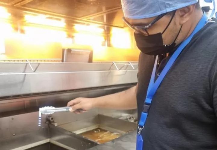 Mediante la utilización de tiras de prueba reactivas, se verifica la calidad de los aceites. Foto: Cortesía/Acodeco