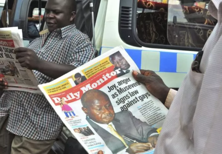  Presidente de Uganda, Yoweri Museveni, firma una ley que castiga la homosexualidad. Foto: EFE