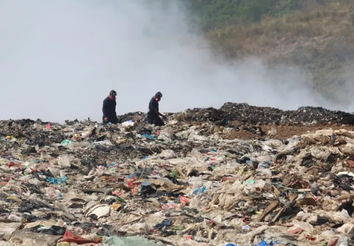 Bomberos continúan los trabajos de extinción del incendio en el vertedero. Foto: Cortesía Cuerpo de Bomberos