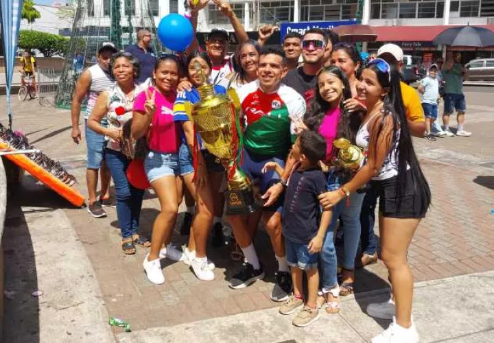Archibold festeja con su fanaticada el título de la Vuelta a Chiriquí. Foto: Jaime Chávez