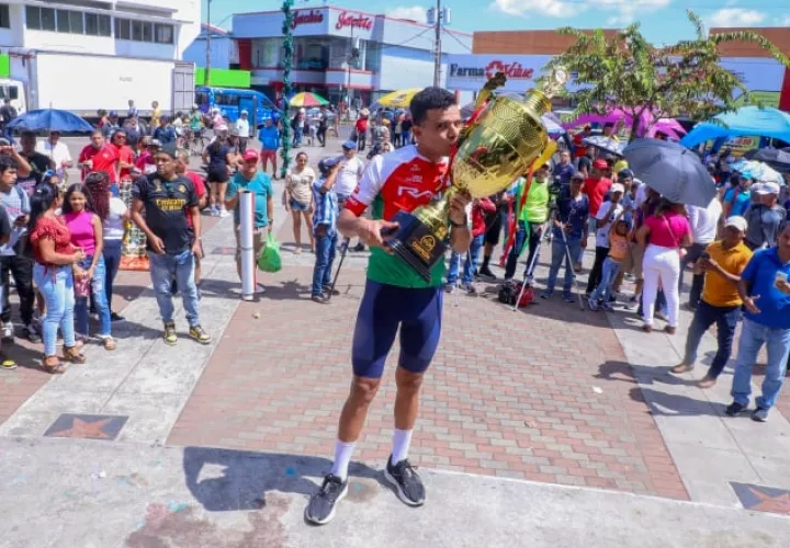 Franklin Archibold, besa el trodeo como campeón de la Vuelta a Chiriquí. Foto: Fepaci