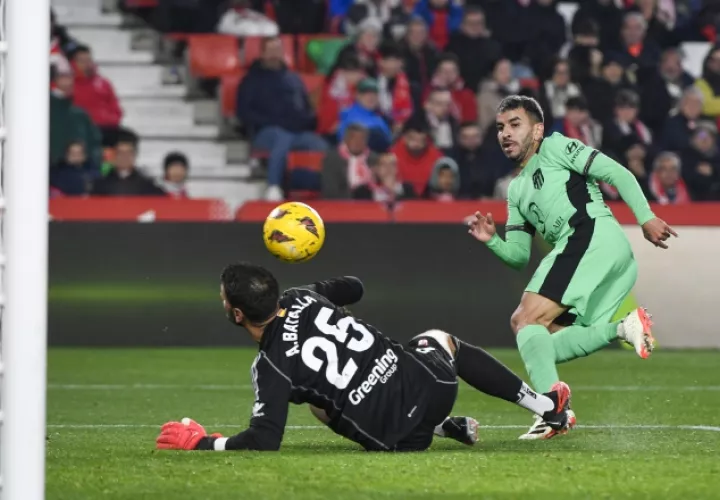 El delantero del Atlético de Madrid Ángel Correa (der.) intenta superar al guardameta del Granada, el argentino Augusto Batalla. Foto: EFE