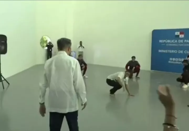 Sherly Tryhane durante su baile viral. 