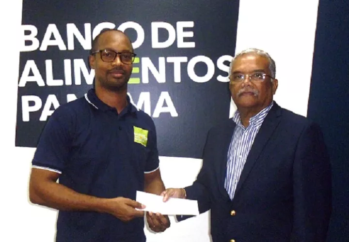 José de J. Martínez G., entrega la contribución a Eduardo Sands, representante del Banco. Foto: Cortesía 