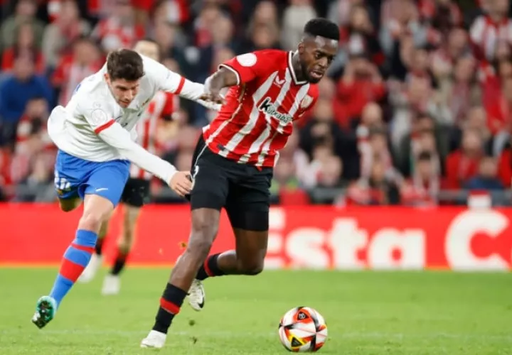 Iñaki Williams del Athletic, (der.) y Sergi Roberto, del Barcelona. Foto: EFE