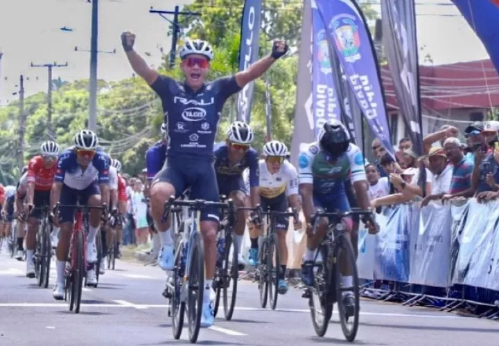 Bredio Ruiz cruza la meta y gana la segunda etapa. Foto: Fepaci