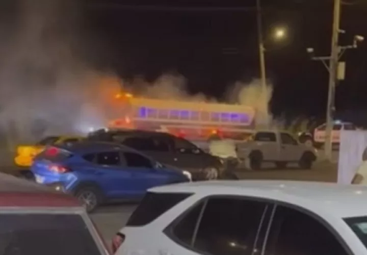 El bus se dirigía hacia la ciudad de Colón, cuando se incendió. Foto: Diomedes Sánchez 
