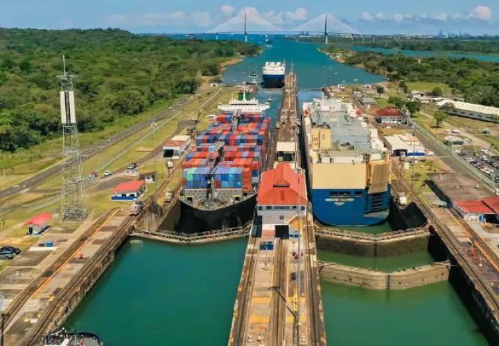 En la actualidad se está permitiendo el paso diario a 7 buques Neopanamax  y 17 Panamax, dos más que lo proyectado en octubre. Cortesía ACP