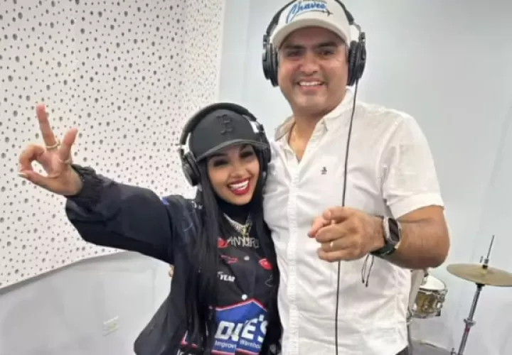 Anyuri y Jhonathan Chávez en el estudio de grabación. Foto: Instagram