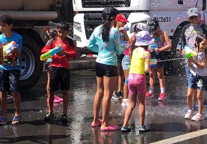 Los carnavales infantiles están destinados para que los menores puedan disfrutar las gustadas mojaderas. Foto: Thays Domínguez