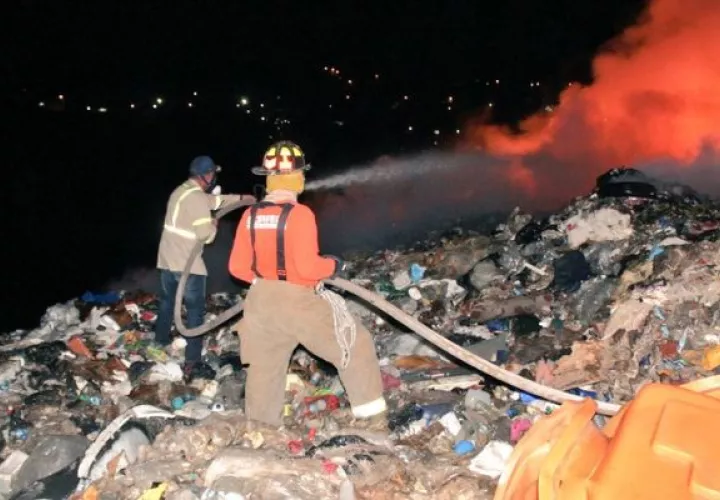 Bomberos de Panamá trabajan en la extinción del incendio en Cerro Patacón. Foto: Cortesía BCBP