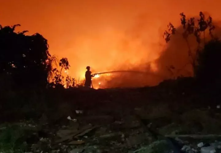Bomberos batallan para controlar incendio en cerro Patacón. Foto: Cortesía BCBP