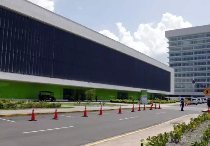 Edificio principal de la Ciudad de la Salud, instalación que  se encuentra totalmente operativa. Foto: Víctor Arosemena