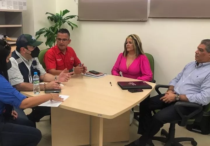 Leblanc se reunió con el ministro Sucre y las autoridades de salud de la provincia de Los Santos. Foto: Thays Domínguez