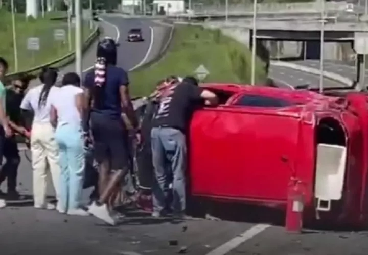 Conductores en el lugar al observar el accidente decidieron ayudar. Foto: Diomedes Sánchez S.