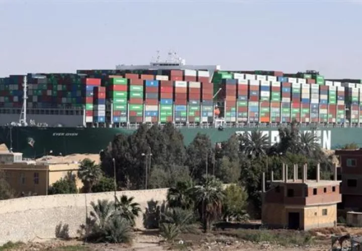 Un carguero en el Canal del Suez. Foto: EFE