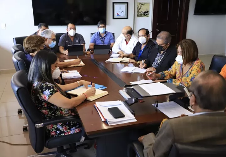 Reunión de coordinación en la dirección general de la CSS para planificar las medidas ante el aumento de casos de covid. Foto: Cortesía CSS