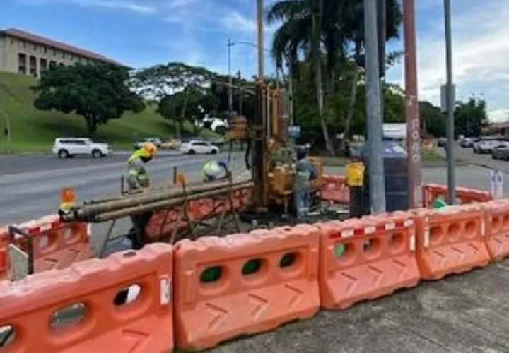 Foto tomada a mediados del año pasado, en la que se observa a trabajadores realizando la campaña geotécnica por el área de Balboa. Foto: Cortesía 