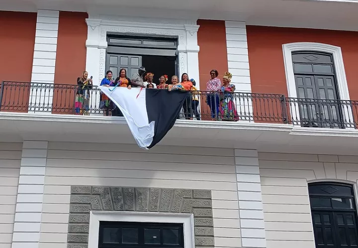 El fin de semana se desplegó la bandera blanca y negra en las instalaciones de la Gobernación de Colón. Foto: Diomedes Sánchez