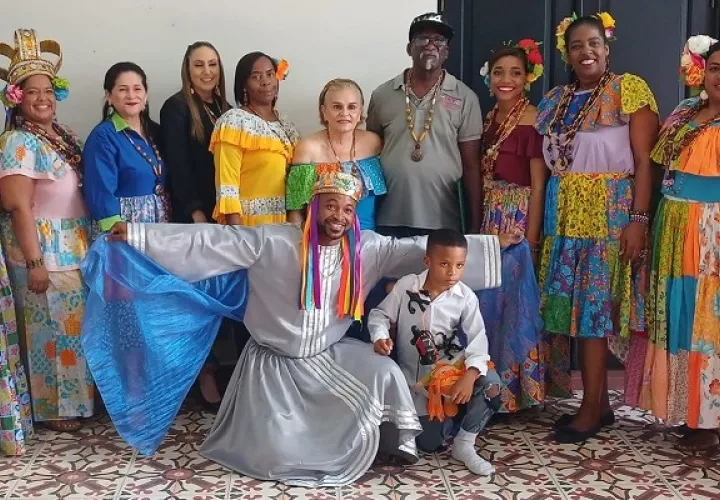 Los participantes en estos ritos y festividades tocan instrumentos e interpretan música Congo, celebran su libertad. Foto: Diomedes Sánchez 