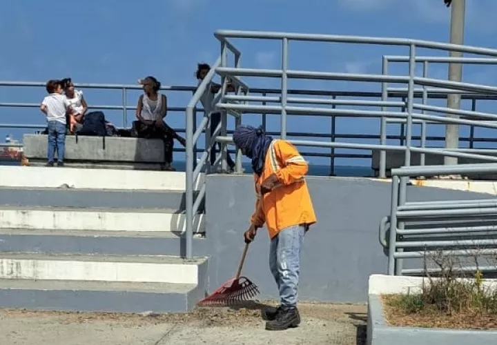  El mantenimiento incluye corte de hierba, recolección de basura y mantenimiento a canchas de juegos. Foto: Diomedes Sánchez,