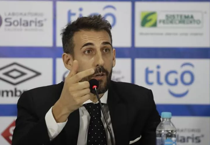 David Dóniga asumió el cargo como técnico de El Salvador. Foto: EFE