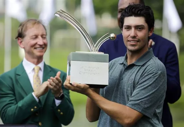 El mexicano Santiago De la Fuente (der.) levanta el trofeo de camopéon de la LAAC. Foto: EFE
