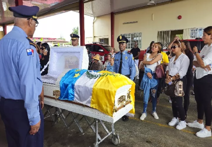 Los bomberos, amigos y familiares, le rindieron honores en las instalaciones del Cuerpo de Bomberos de Sabanitas. Foto. Diomedes Sánchez