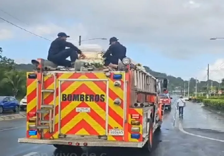 El carro bomba partió desde el área de Sabanitas para recorrer los corregimientos de parte de Sabanitas, Cativá, Cristóbal Este, Cristóbal hasta llegar a la ciudad de Colón. Foto. Diomedes Sánchez