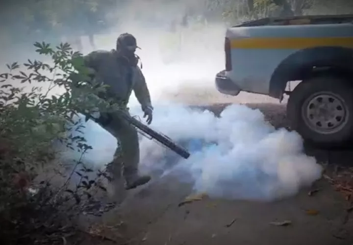 Se trabaja las 24 horas del día para evitar que se propague el dengue. Foto / Melquiades Vásquez.