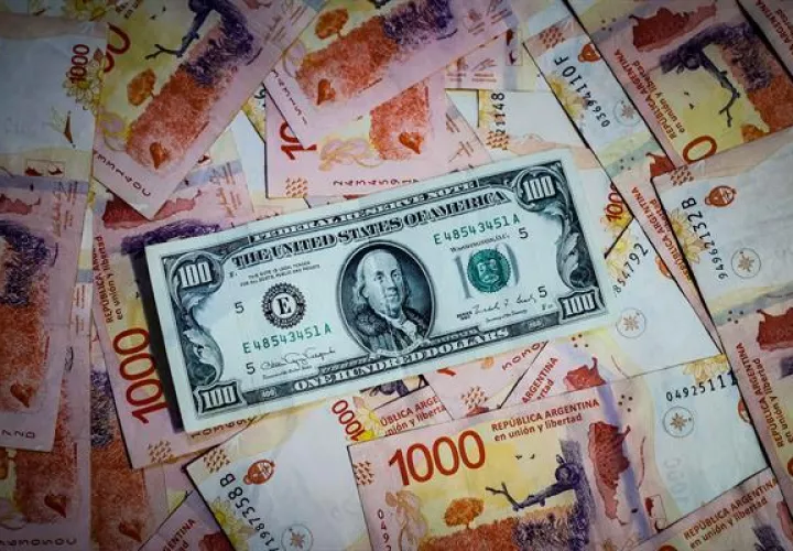 El precio del 'blue' para la venta cerró ayer en los 1.050 pesos por dólar.
